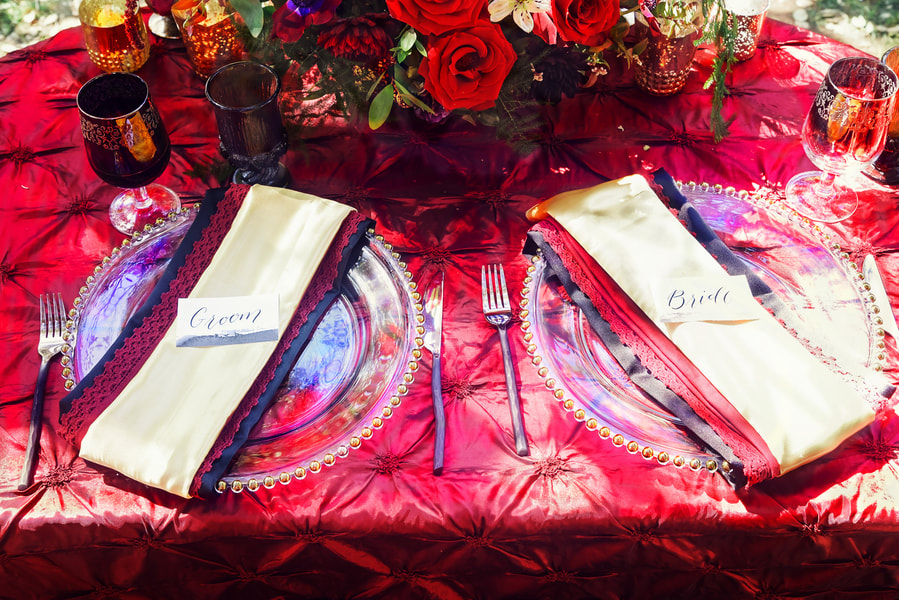 wedding table setting, red table, red napkin, plates, blue, sapphire